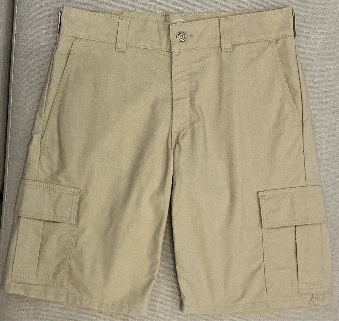 由 hsiangcih1215 (刊登 ID 1464543674，圖片 2) 提交，位於 新北市 (New Taipei) 的 Dickies ✨ Skateboarding 滑板支線 格紋抗撕裂臀部補強 口袋工裝短褲 (類別：短褲)，說明：📐 規格：尺寸 32 腰 (W32) / 支線：Dickies Skateboarding 滑板支線正品 / 產地：墨西哥製 (Made in Mexico) ✓ 美國工裝大廠 Dickies 高階滑板支線「Dickies Skateboarding」正品！ ✓ 採用高強度 Ripstop（十字格紋防撕裂）面料，輕量透氣且極度耐磨抗撕裂 ✓ 臀部獨特雙層弧形補強拼接（Reinforced seat），專為滑板與騎車耐磨設計，耐穿度大升級 ✓ 經典六口袋立體工裝配置：雙側大容量風琴翻蓋袋、雙側深斜插口袋、後雙嵌線口袋 ✓ 後側配置黑底白字「Dickies Skateboarding」專屬刺繡布標，辨識度極高 ✓ 褲腰內側經典「PUT DICKIES