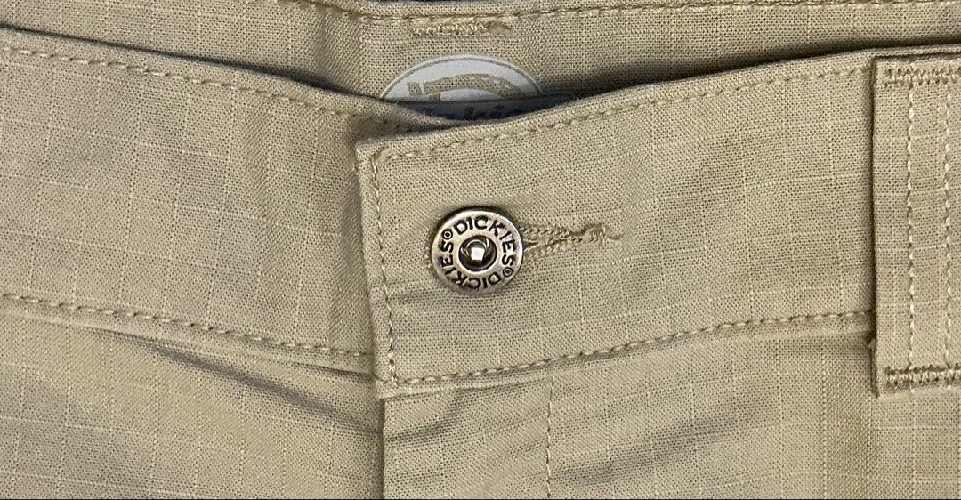 由 hsiangcih1215 (刊登 ID 1464543674，圖片 3) 提交，位於 新北市 (New Taipei) 的 Dickies ✨ Skateboarding 滑板支線 格紋抗撕裂臀部補強 口袋工裝短褲 (類別：短褲)，說明：📐 規格：尺寸 32 腰 (W32) / 支線：Dickies Skateboarding 滑板支線正品 / 產地：墨西哥製 (Made in Mexico) ✓ 美國工裝大廠 Dickies 高階滑板支線「Dickies Skateboarding」正品！ ✓ 採用高強度 Ripstop（十字格紋防撕裂）面料，輕量透氣且極度耐磨抗撕裂 ✓ 臀部獨特雙層弧形補強拼接（Reinforced seat），專為滑板與騎車耐磨設計，耐穿度大升級 ✓ 經典六口袋立體工裝配置：雙側大容量風琴翻蓋袋、雙側深斜插口袋、後雙嵌線口袋 ✓ 後側配置黑底白字「Dickies Skateboarding」專屬刺繡布標，辨識度極高 ✓ 褲腰內側經典「PUT DICKIES