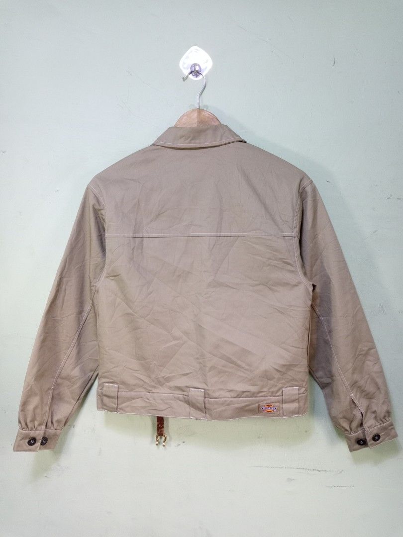 Dickies Beige Workwear Jacket XS (Category: Coats, Jackets and Outerwear) located in Manila. Submitted by onewikstraight (Listing ID 1464566804, Image 2). Description: - Classic Dickies workwear jacket - Color: Beige - Size: Tagged XS - Closure: Button-up front - Pockets: Two chest pockets - Details: Elasticated cuffs and hem, small leather waist strap pm 📨📥 1600+sf.