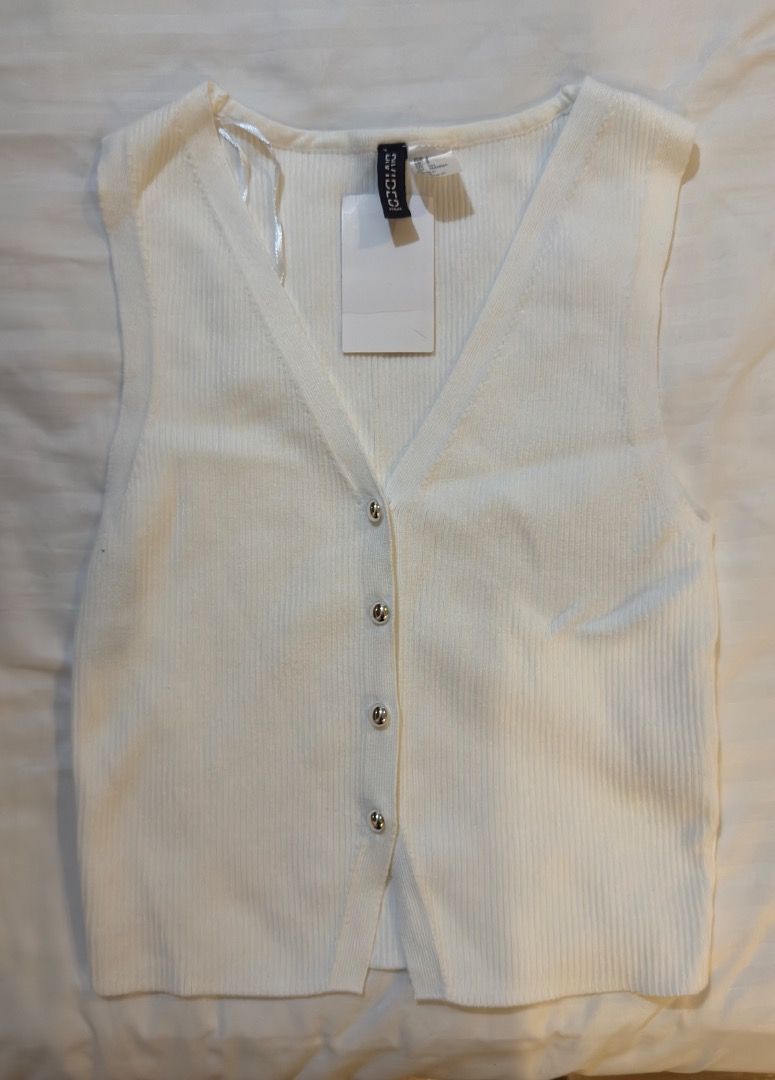 Divided button down sleeveless (Category: Sleeveless) located in Caloocan City. Submitted by elis.ntn (Listing ID 1464487744, Image 1). Description: .