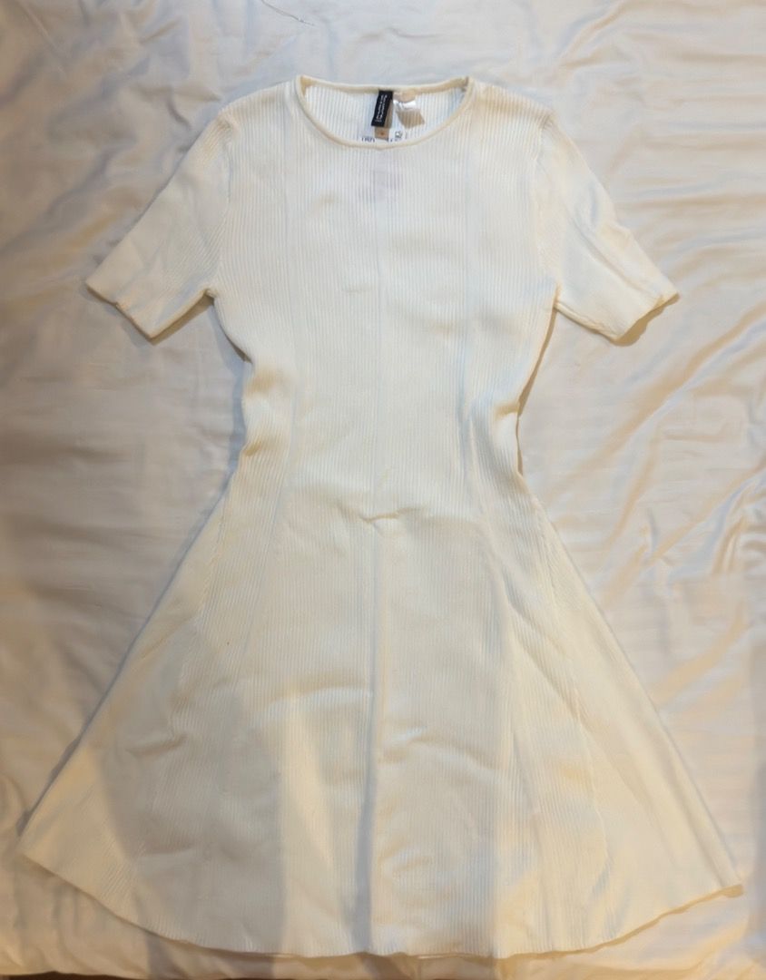 Divided Mini Dress (Category: Dresses) located in Caloocan City. Submitted by elis.ntn (Listing ID 1464488038, Image 1). Description: .