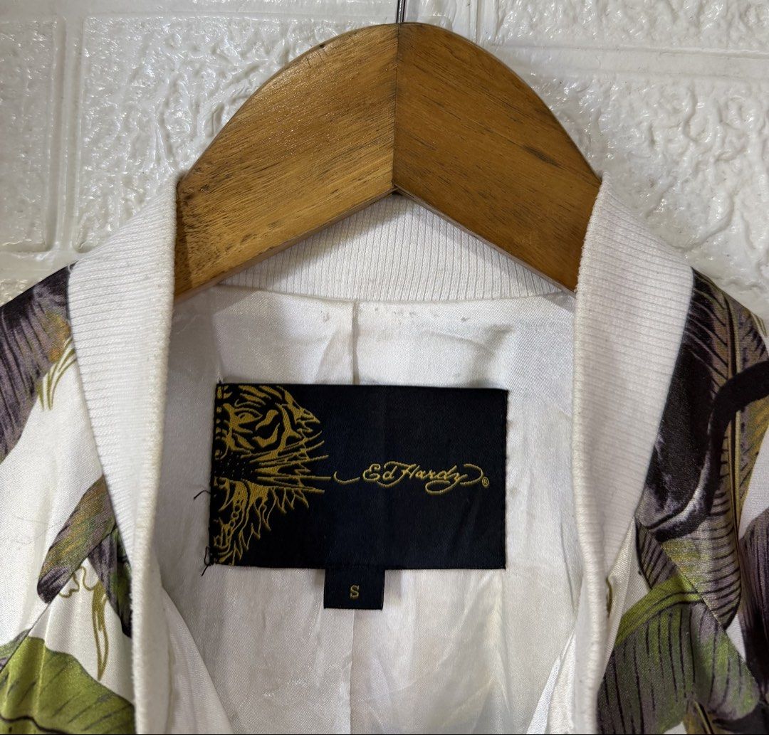 ED HARDY LIGHT WEIGHT ZIP UP JACKET (Category: Coats, Jackets and Outerwear) located in Baguio. Submitted by kds_stuffs (Listing ID 1464505597, Image 3). Description: Mine: 550 📍ED H4RD7 light weight zip up jacket 😍 Size: S-M Dimension: 21L x 18.5W Color rate: 9/10 Issue: ❌ Excellent condition Need wash Gandara neto 💗.