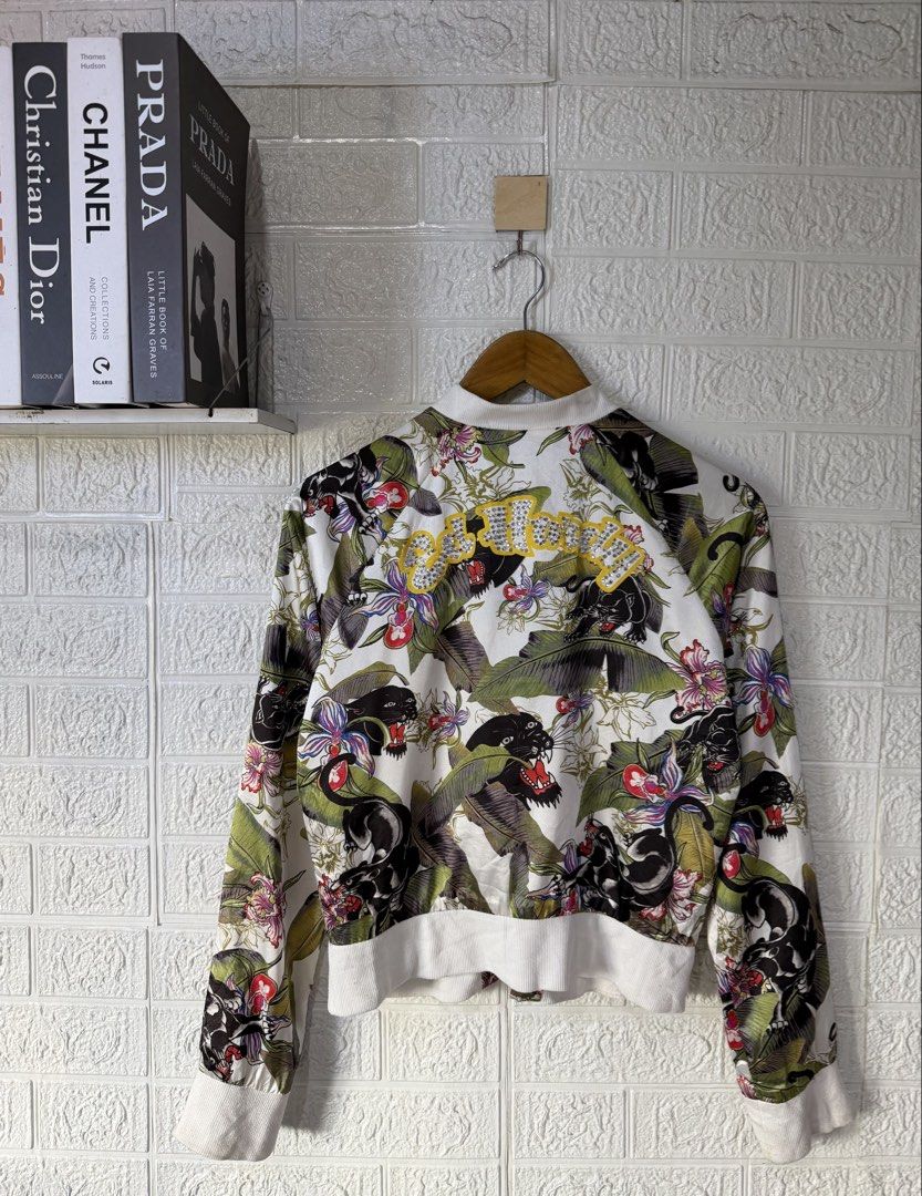 ED HARDY LIGHT WEIGHT ZIP UP JACKET (Category: Coats, Jackets and Outerwear) located in Baguio. Submitted by kds_stuffs (Listing ID 1464505597, Image 2). Description: Mine: 550 📍ED H4RD7 light weight zip up jacket 😍 Size: S-M Dimension: 21L x 18.5W Color rate: 9/10 Issue: ❌ Excellent condition Need wash Gandara neto 💗.