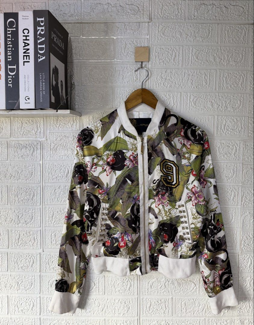 ED HARDY LIGHT WEIGHT ZIP UP JACKET (Category: Coats, Jackets and Outerwear) located in Baguio. Submitted by kds_stuffs (Listing ID 1464505597, Image 1). Description: Mine: 550 📍ED H4RD7 light weight zip up jacket 😍 Size: S-M Dimension: 21L x 18.5W Color rate: 9/10 Issue: ❌ Excellent condition Need wash Gandara neto 💗.