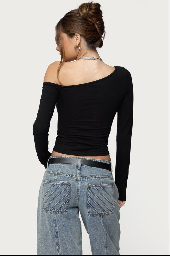 EDIKTED Swan Asymmetric Top (Category: Longsleeves) located in Bulacan. Submitted by blairxx_ (Listing ID 1464417429, Image 2). Description: FINAL PRIZE. rfs: I ordered the wrong size :((.