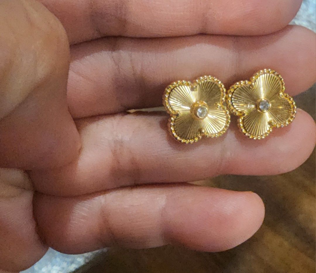 Elegant earrings CLOVER (Category: Earrings) located in Manila. Submitted by chrinathalie (Listing ID 1464556076, Image 3). Description: real 18k gold coated earrings Not pawnable.