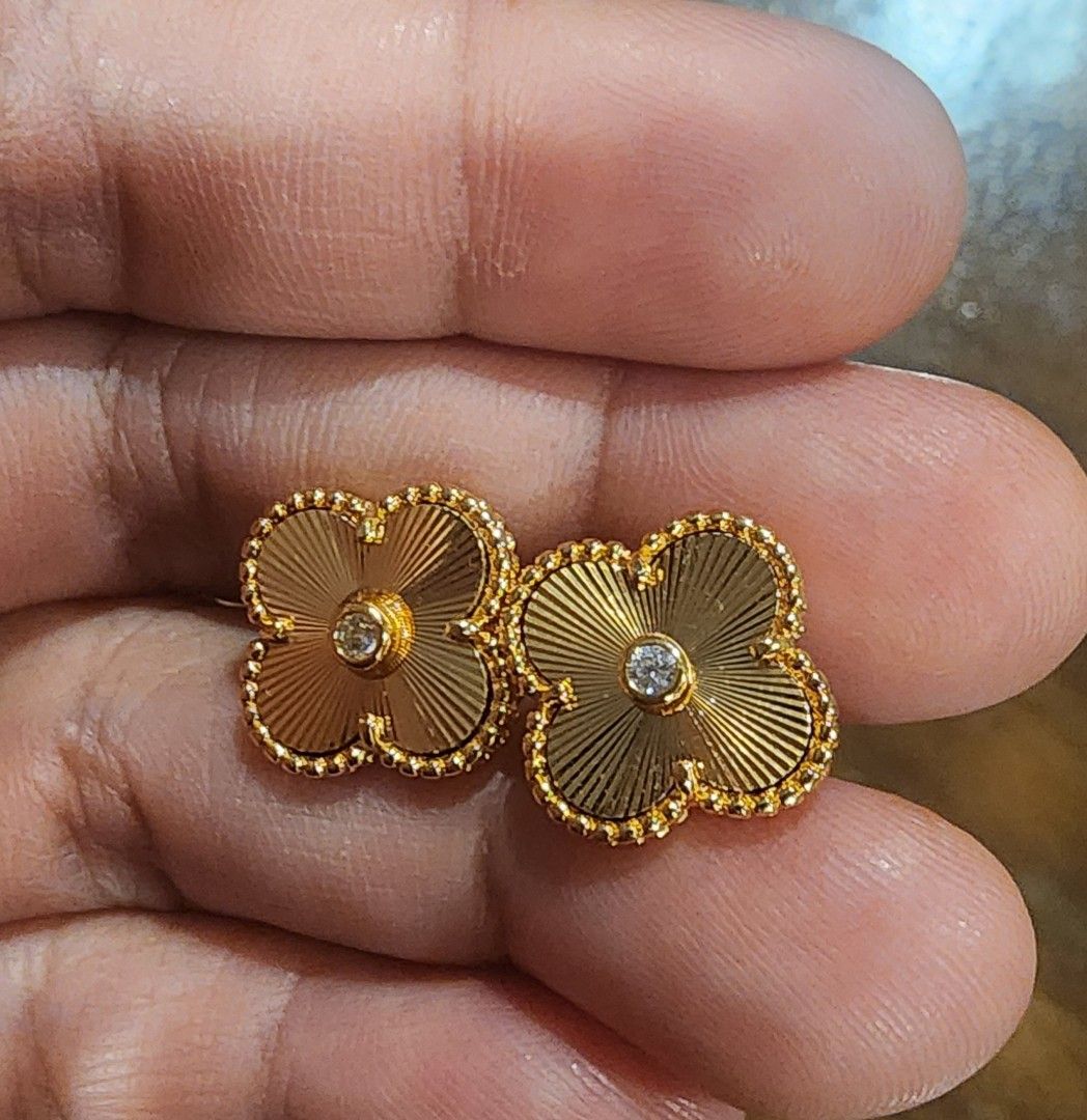 Elegant earrings CLOVER (Category: Earrings) located in Manila. Submitted by chrinathalie (Listing ID 1464556076, Image 1). Description: real 18k gold coated earrings Not pawnable.