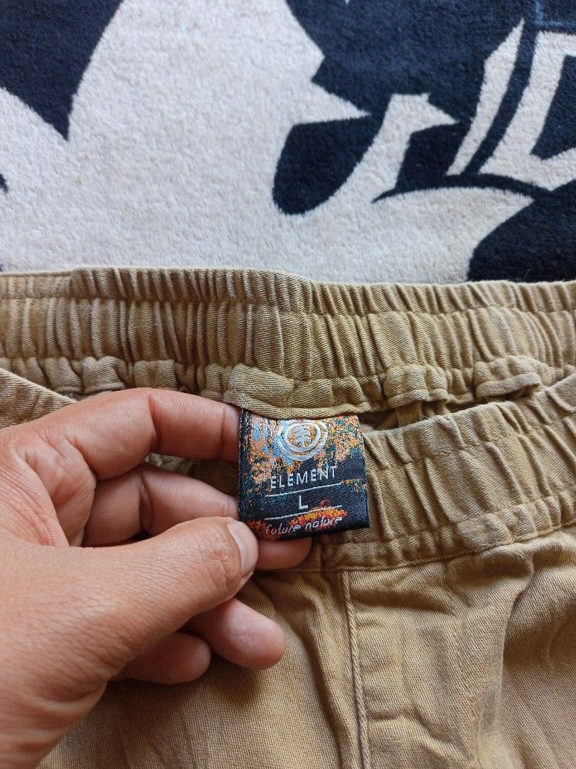 Element Skateboarding Shorts (Category: Shorts) located in Castilla. Submitted by stignapamorma (Listing ID 1464462292, Image 3). Description: Thrifted Branded Shorts Size - 30-33x22.5 Condition - Excellent Color Rate - 9/10 Issue - None Price - 450+SF.
