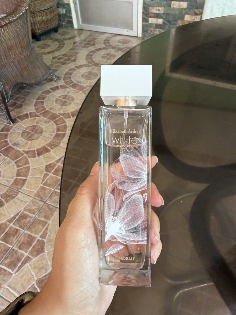 Elizabeth Arden White Tea Eau Florale 100ml (Category: Fragrance & Deodorants) located in Makati City. Submitted by akosimawilyn (Listing ID 1464540237, Image 3). Description: - Elizabeth Arden White Tea Eau Florale (100ml) - Eau de Toilette spray - Lightly used, few sprays missing - Orange app price: P2,860 - Comes in original box - Light floral scent - Ideal for everyday wear.