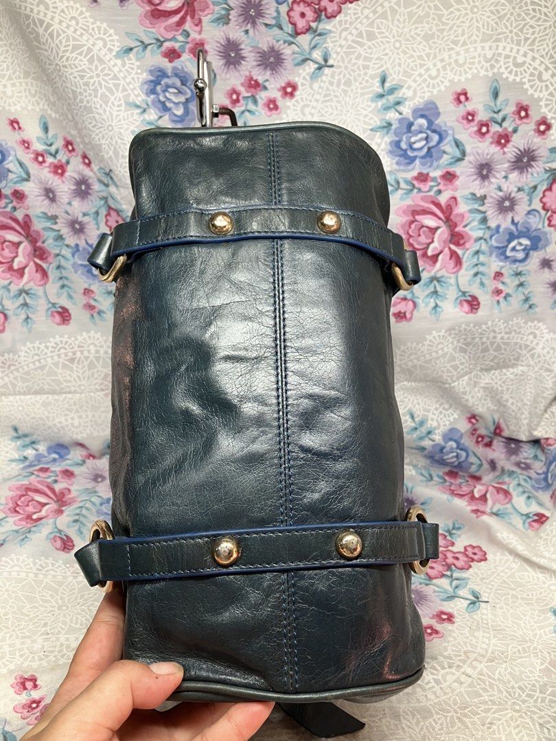 EMINI HOUSE VITELLO LUX BOW HAND BAG (Category: Shoulder Bags) located in General Mariano Alvarez. Submitted by adonid (Listing ID 1464366826, Image 3). Description: EMINI HOUSE VITELLO LUX BOW HAND BAG GOOD CONDITION NORMAL SIGN OF USAGE ONL ISSUE NASA PICTURE NA .