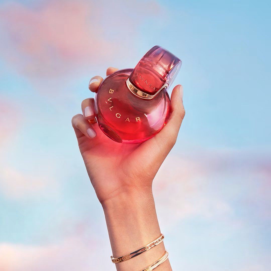 EMPTY Bvlgari Omnia Amethysts Eau de Toilette (Category: Fragrance & Deodorants) located in Makati City. Submitted by cooldragon_2d8241 (Listing ID 1464428138, Image 1). Description: - Bvlgari Omnia Amethysts Eau de Toilette - Bottle: Beautiful red glass with gold accents EMPTY—— NO PERFUME INSIDE .