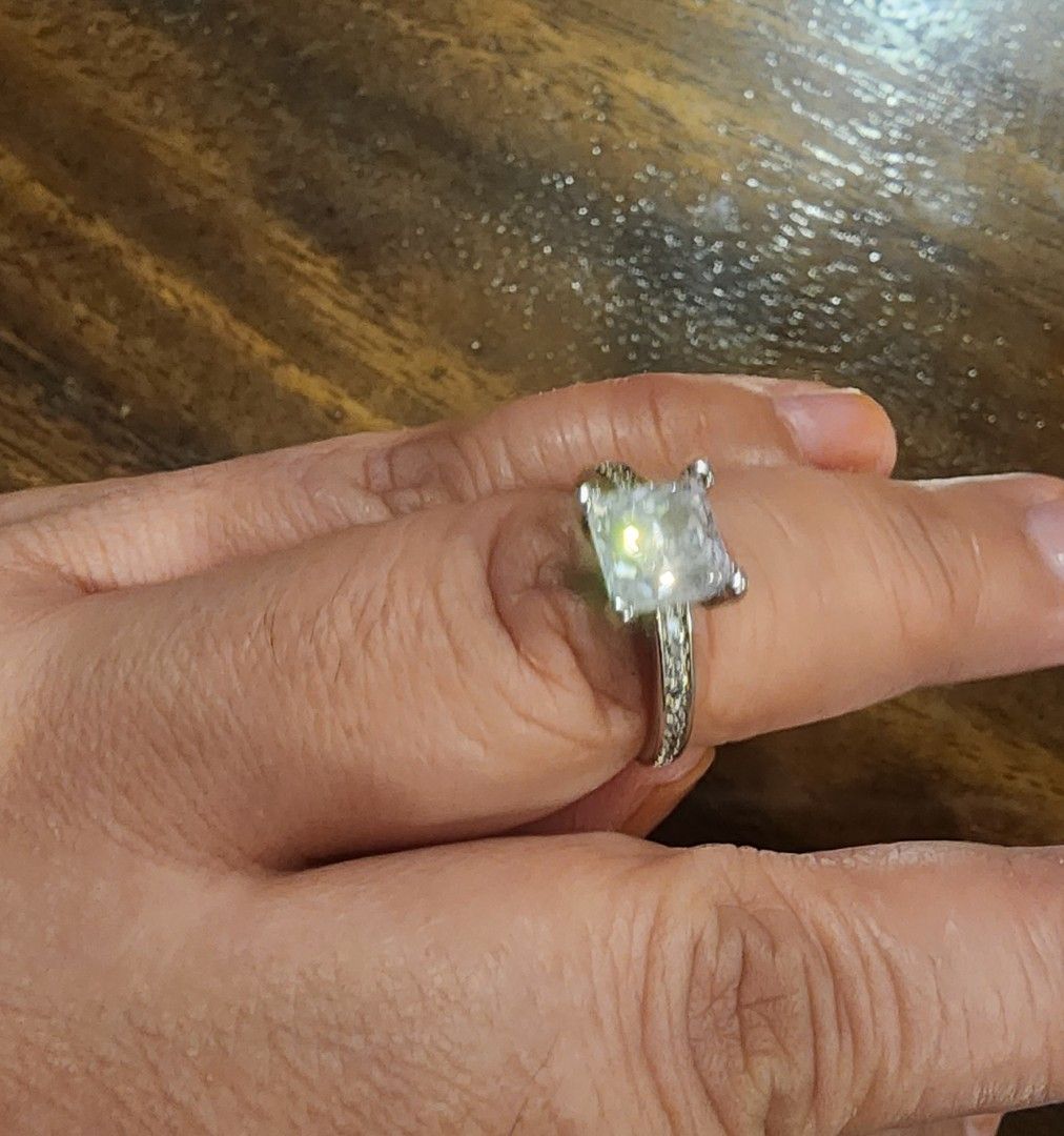 ENGAGEMENT RING size 7 (Category: Rings) located in Manila. Submitted by chrinathalie (Listing ID 1464554704, Image 1). Description: zircon stone really sparkly in person rhodium plated in real 18k whitegold SIZE 7 ITEM IS NOT PAWNABLE.