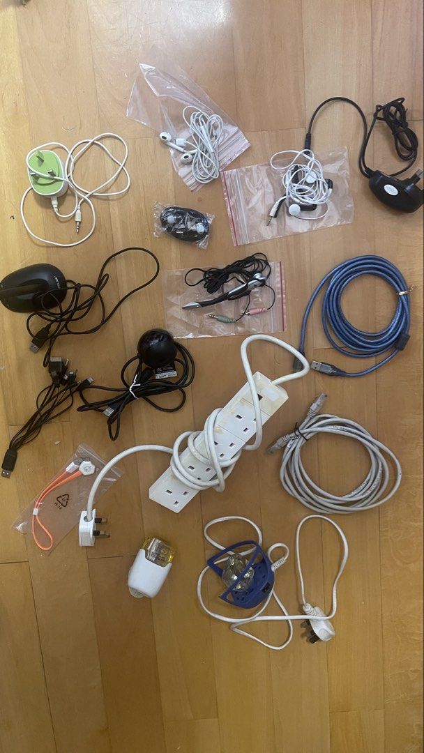 各種小件 （分類：充電器及電線）位於 Hong Kong。 由 bestbuyworld 提交（商品編號 1464420506，圖片 1）。簡介： 圖一：每仵20.00 圖二：每件10.00 圖三：每件20.00。