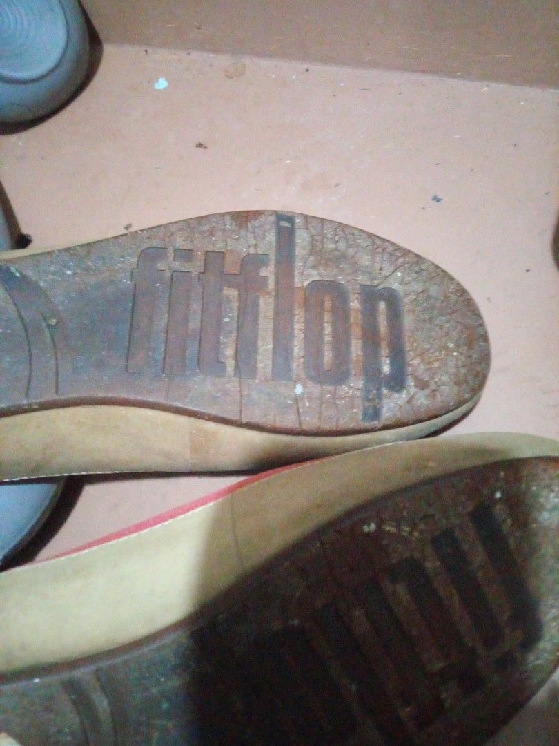 Fitflop Pink Flats (Category: Flats & Sandals) located in Pasig City. Submitted by zakquinnjax44 (Listing ID 1464567107, Image 3). Description: - Brand: Fitflop - Type: Flats - Color: Pink - Style: Comfortable slip-on - Condition: Soles show some wear, but plenty of life remaining - Ideal for: Casual everyday wear.