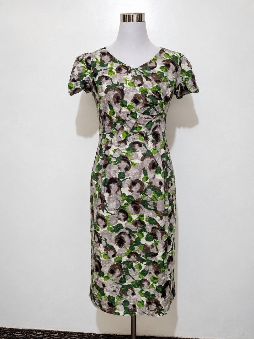 Printed Dress Medium Size V-Neck Short Sleeves (Category: Dresses) located in Infanta. Submitted by shenville21556 (Listing ID 1464399525, Image 1). Description: 🌿 PRELOVED | PRINTED DRESS 🌿 A lovely floral dress in a beautiful mix of green, gray & brown—simple, feminine, and easy to style. ✨ SIZE MEDIUM • Bust: 36” • Waist: 28–30” • Length: 42” 💰 ₱120 ONLY 📌 Preloved item — please manage expectations for minor signs of previous use. 📩 PM to