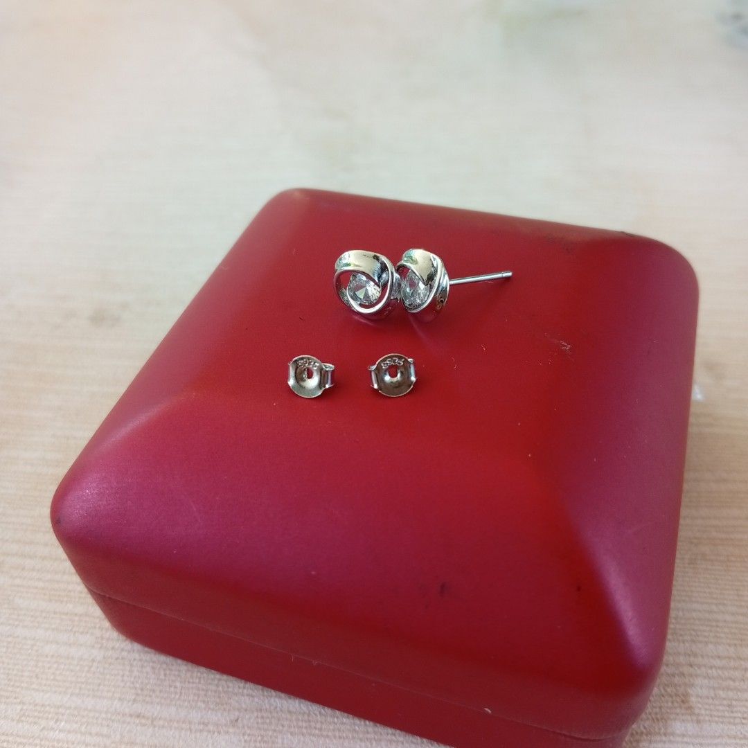 Flower sterling stud earrings (Category: Earrings) located in San Fernando. Submitted by kristhriftshop13 (Listing ID 1464393305, Image 1). Description: .