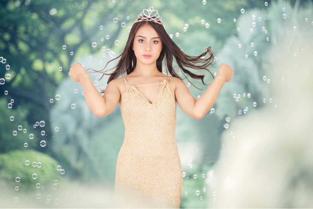FOR RENT! gold long gown (Category: Evening dresses & gowns) located in Manila. Submitted by _quezanyaa (Listing ID 1464470455, Image 2). Description: used once for my 18th birthday photoshoot.