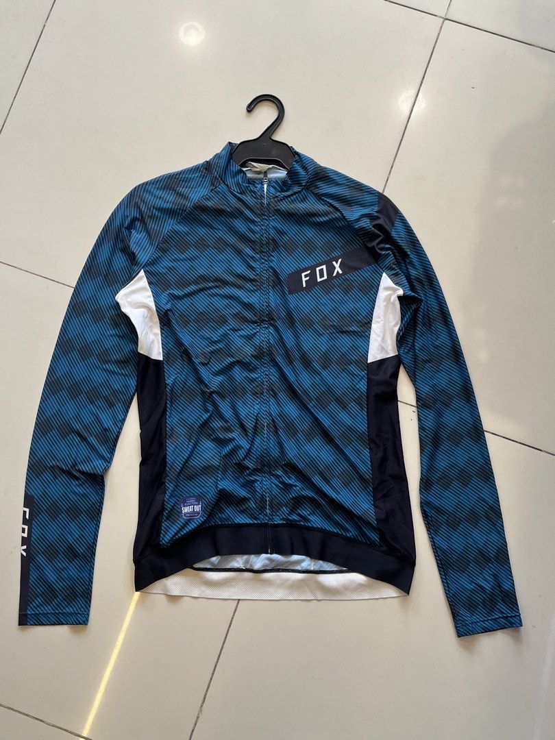 FOR SALE (Category: Coats, Jackets and Outerwear) located in Bulacan. Submitted by sef19 (Listing ID 1464401879, Image 1). Description: FOX - size : med to large condition : excellent price : ₱880 - mop : gcash / jnt pm 📩📩📩 📍BULACAN.