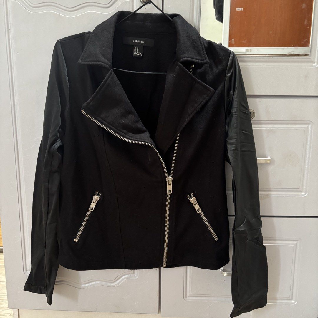 Forever21 Black Leather Sweater (Category: Coats, Jackets and Outerwear) located in Binan City. Submitted by mypreloved_haul (Listing ID 1464363124, Image 1). Description: LEATHER ISSUE - RIGHT SLEEVE!! KAYO NA BAHALA PA REPAIR. BUY AT YOUR OWN RISK. - fits xs to small! - no when worn photos! - last price posted! - please message only if sure buyer! - limited replies only. - Available unless mark as sold. - Ship via j&t or lalamove for same day. 