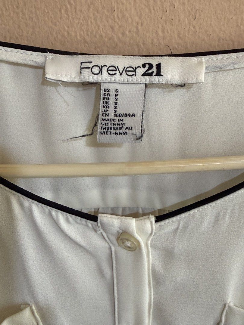 Forever 21 Cream White Long Sleeve Blouse (Category: Longsleeves) located in Manila. Submitted by only_alyssacloset (Listing ID 1464398326, Image 2). Description: Forever 21 Cream White Long Sleeves Blouse Color: Cream White Size: Small to Medium .