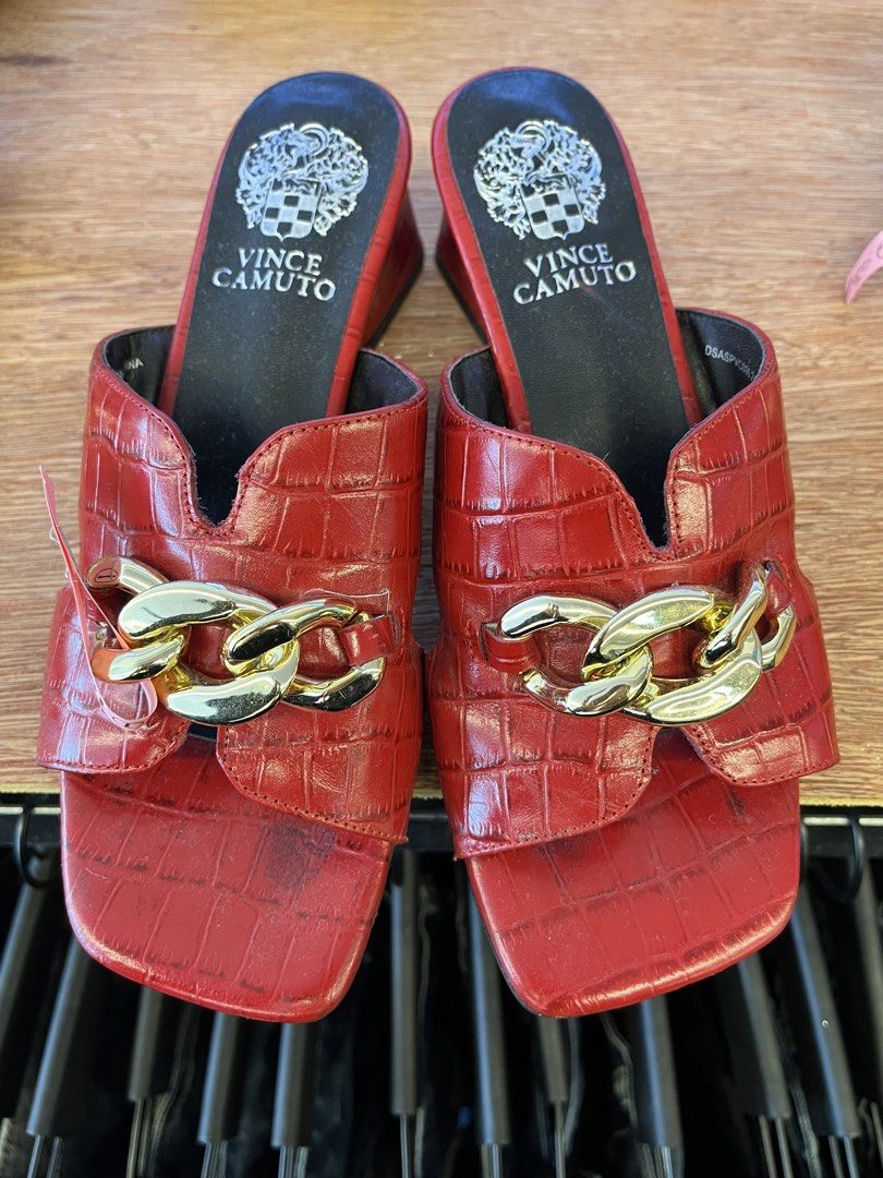 FORSALE (Category: Flats & Sandals) located in Bulacan. Submitted by sef19 (Listing ID 1464402418, Image 1). Description: VINCE CAMUTO - size : 24.5cm condition : excellent price : ₱1,480 - mop : gcash / jnt pm 📩📩📩 📍BULACAN.