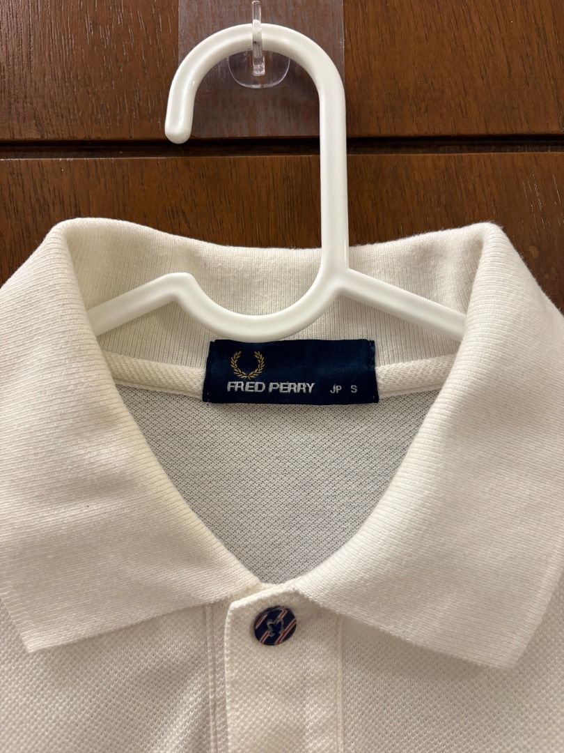 Fred Perry White Polo w/ Navy patterned cuffs (Category: Tshirts & Polo Shirts ) located in Mandaluyong City. Submitted by jbor88 (Listing ID 1464364714, Image 2). Description: Fred Perry White Polo w/ Navy patterned cuffs Features iconic laurel wreath logo on chest Navy and white striped trim on sleeves Button-up neckline JP S W=45cm L=62.5cm.