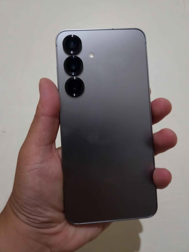 FS: 1 year old Samsung S25 12+256 (Category: Samsung) located in Manila. Submitted by anadela11125370 (Listing ID 1464491130, Image 3). Description: Samsung S25 - P25,000 - Approximately 1 year old - 12GB RAM - 256GB internal storage - Sleek and premium design - Well-maintained condition Price is negotiable if kunin this week.