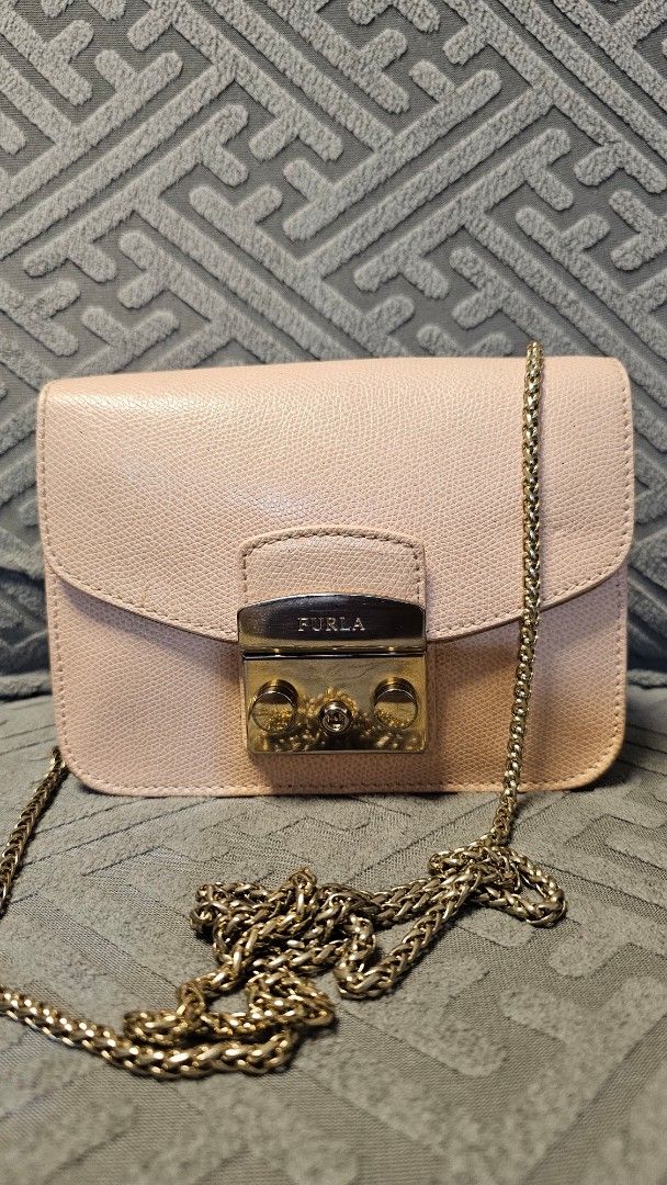 Furla Metropolis Mini Bag Pink Leather Chain Strap (Category: Luxury Bags & Wallets) located in Quezon City. Submitted by jollythrift (Listing ID 1464488658, Image 1). Description: - Authentic Pink Furla Mini Bag - Textured Leather - Elegant Gold Chain Strap - Secure Furla Clasp Closure - Compact Size: Ideal for essentials - Perfect for: Nights out, travel light, or adding a pop of color FURLA Metropolis Mini Crossbody Chain Shoulder Bag, Genuine