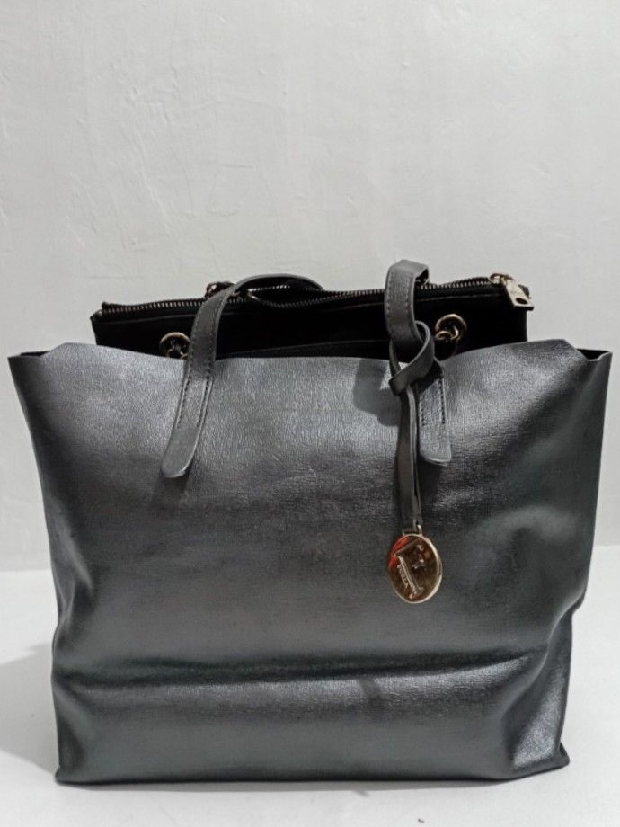 Furla SALLY Leather Tote Bag (Category: Luxury Bags & Wallets) located in Manila. Submitted by eriiicaspage (Listing ID 1463474161, Image 1). Description: PreOwned Lightly Used WellUsed Authentic Furla b Sally Medium black l Saffiano leather tote bag - Textured finish for a sophisticated look - Signature gold-tone 'F' charm accent - Interior zippered pocket for secure storage - Perfect versatile bag for daily use Sign of Used Flaws : has Faded go