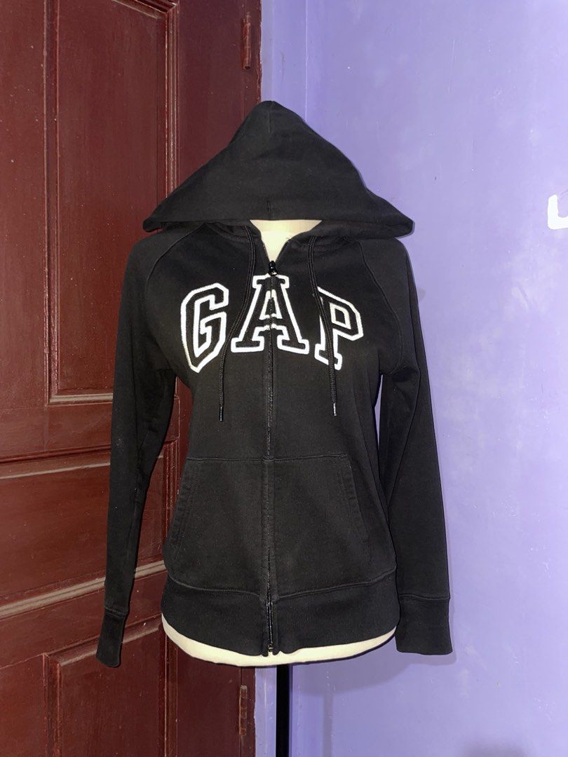GAP Black Zip-Up Hoodie (Category: Coats, Jackets and Outerwear) located in Manila. Submitted by jam.ly (Listing ID 1464517289, Image 1). Description: - Original classic black GAP zip-up hoodie - Features iconic GAP logo on the front - Drawstring hood for adjustable comfort - Convenient front pockets.