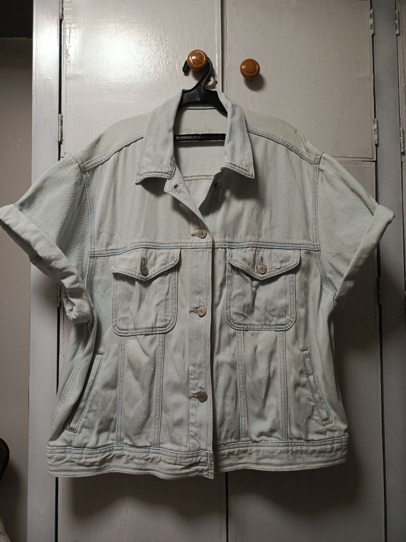 Gap Denim Jacket XL Light Wash Short Sleeve (Category: Coats, Jackets and Outerwear) located in Cabatuan. Submitted by penthegreat (Listing ID 1464568150, Image 1). Description: 22.5 width & 24.5 length 9.5/10 condition - Light wash Gap denim jacket - Short sleeves with rolled cuffs - Classic button-up front - Two chest pockets - Made of 100% cotton - Versatile for layering or wearing alone - Easy to style with any outfit.