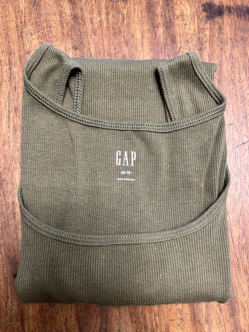 Gap Green Ribbed Tank Top (Category: Sleeveless) located in Antipolo. Submitted by tshopph (Listing ID 1464463696, Image 2). Description: GAP Olive Green Ribbed Scoop Neck Tank Top A classic wardrobe staple in earth-tone olive green. Made with a stretchy ribbed fabric that offers a flattering, comfortable fit. Perfect for layering under jackets or wearing as a chic everyday basic Condition: like new Size: XS Price: ₱300 Same-day delivery via Lala