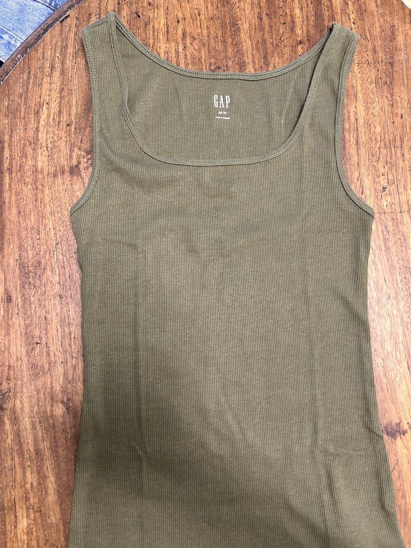 Gap Green Ribbed Tank Top (Category: Sleeveless) located in Antipolo. Submitted by tshopph (Listing ID 1464463696, Image 1). Description: GAP Olive Green Ribbed Scoop Neck Tank Top A classic wardrobe staple in earth-tone olive green. Made with a stretchy ribbed fabric that offers a flattering, comfortable fit. Perfect for layering under jackets or wearing as a chic everyday basic Condition: like new Size: XS Price: ₱300 Same-day delivery via Lala