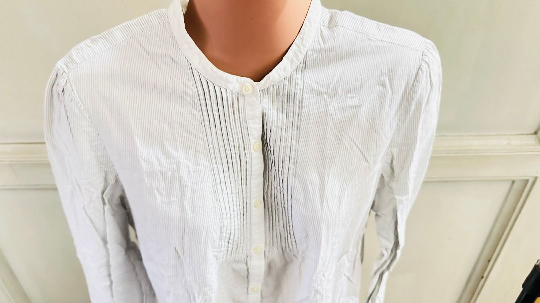 Giordano Striped Button-Up Blouse long sleeve (Category: Blouses) located in Cebu City. Submitted by annaincebu (Listing ID 1464501784, Image 2). Description: 👕 ✅ MEASUREMENTS: Length: 24 inches Width: 18 inches Sleeves: 24 inches 📦 DELIVERY: Maxim COD (within Cebu) or LBC or JRS Express (outside Cebu) ✅ NOTES: - Giordano long-sleeved blouse - Subtle pinstripe pattern with textured dots - Mandarin collar - Button-up front - Button cuffs on slee