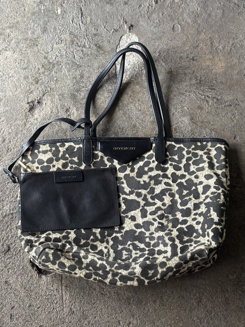 Givenchy Antigona Shoulder Bag (Category: Luxury Bags & Wallets) located in Bacolod City. Submitted by money_maker06 (Listing ID 1464431536, Image 2). Description: Givenchy Antigona Shoulder Bag •Authentic/Legit •Size: Medium •Complete •Issue: Stain inside (Need Spa) •Price: 7999 💰.