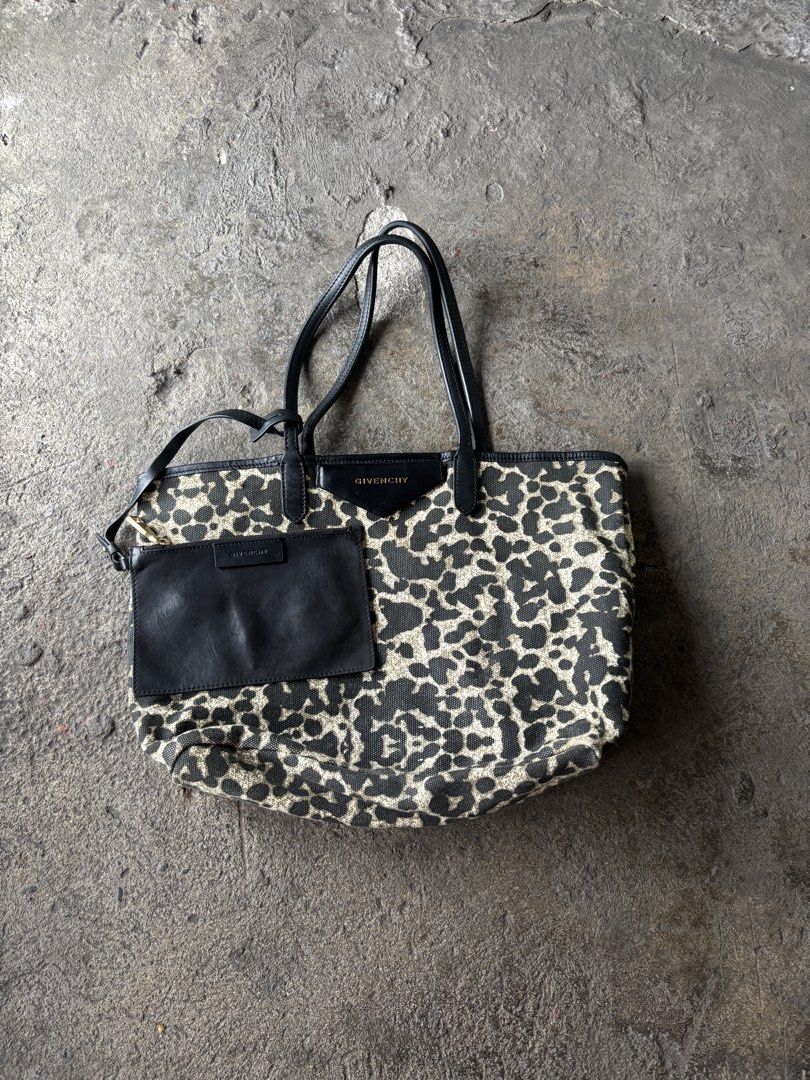 Givenchy Antigona Shoulder Bag (Category: Luxury Bags & Wallets) located in Bacolod City. Submitted by money_maker06 (Listing ID 1464431536, Image 1). Description: Givenchy Antigona Shoulder Bag •Authentic/Legit •Size: Medium •Complete •Issue: Stain inside (Need Spa) •Price: 7999 💰.