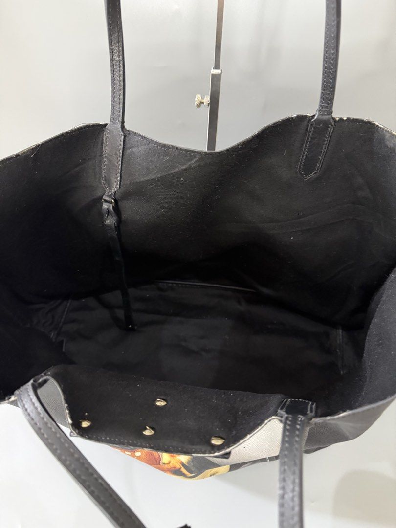 Givenhy (Category: Announcements) located in Las Pinas. Submitted by coco_preloved351 (Listing ID 1464495793, Image 3). Description: G*v*nchy super big tote!! layas bag! Coded kaso yung code Nya mejo malabo na 🥹 Have weight Issue rubber lining pero di naman ganun ka obvious 🏷️ 1500.