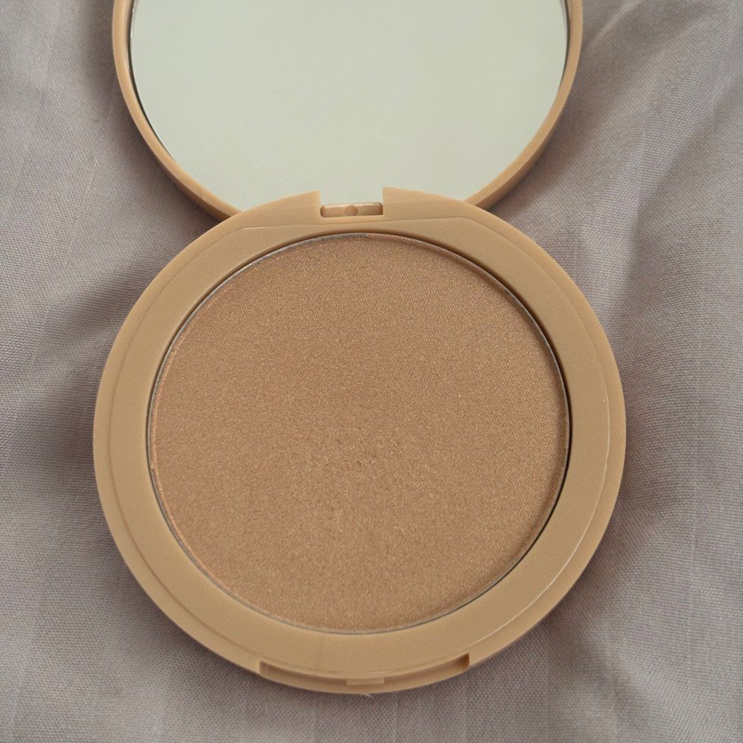 glowcomtion highlighter (Category: Makeup) located in Cebu City. Submitted by jjanix (Listing ID 1464367273, Image 1). Description: - 90% product left .