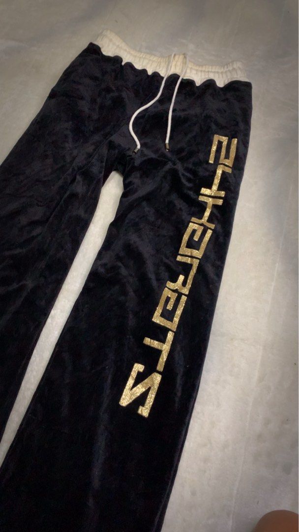 Gold 24 karat’s sweatpants (Category: Joggers) located in Aloran. Submitted by cowskin_927 (Listing ID 1464475013, Image 3). Description: Gold 24 karat’s sweatpants Size 28/32 Length 43 No flaws.