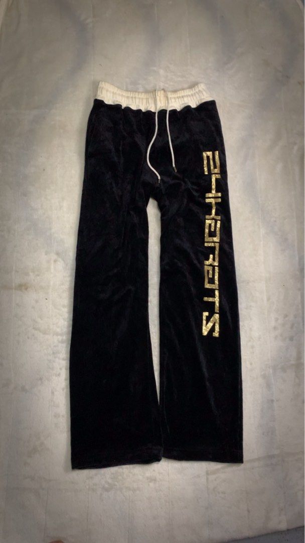 Gold 24 karat’s sweatpants (Category: Joggers) located in Aloran. Submitted by cowskin_927 (Listing ID 1464475013, Image 1). Description: Gold 24 karat’s sweatpants Size 28/32 Length 43 No flaws.