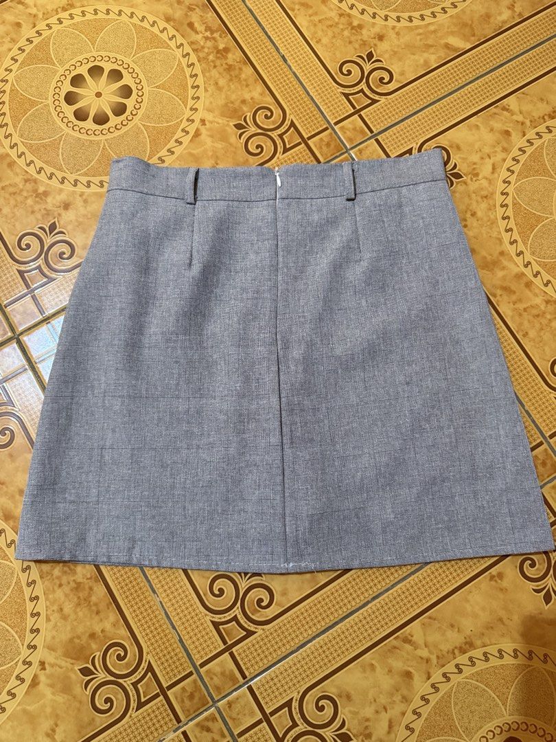 Gray A-Line Skirt with Button Detail (Category: Skirts) located in Meycauayan. Submitted by seayurie (Listing ID 1464356216, Image 2). Description: - Gray A-line skirt - Button-up front detail - Belt loops at the waist - Includes inner white lining shorts - Versatile for casual or work outfits.