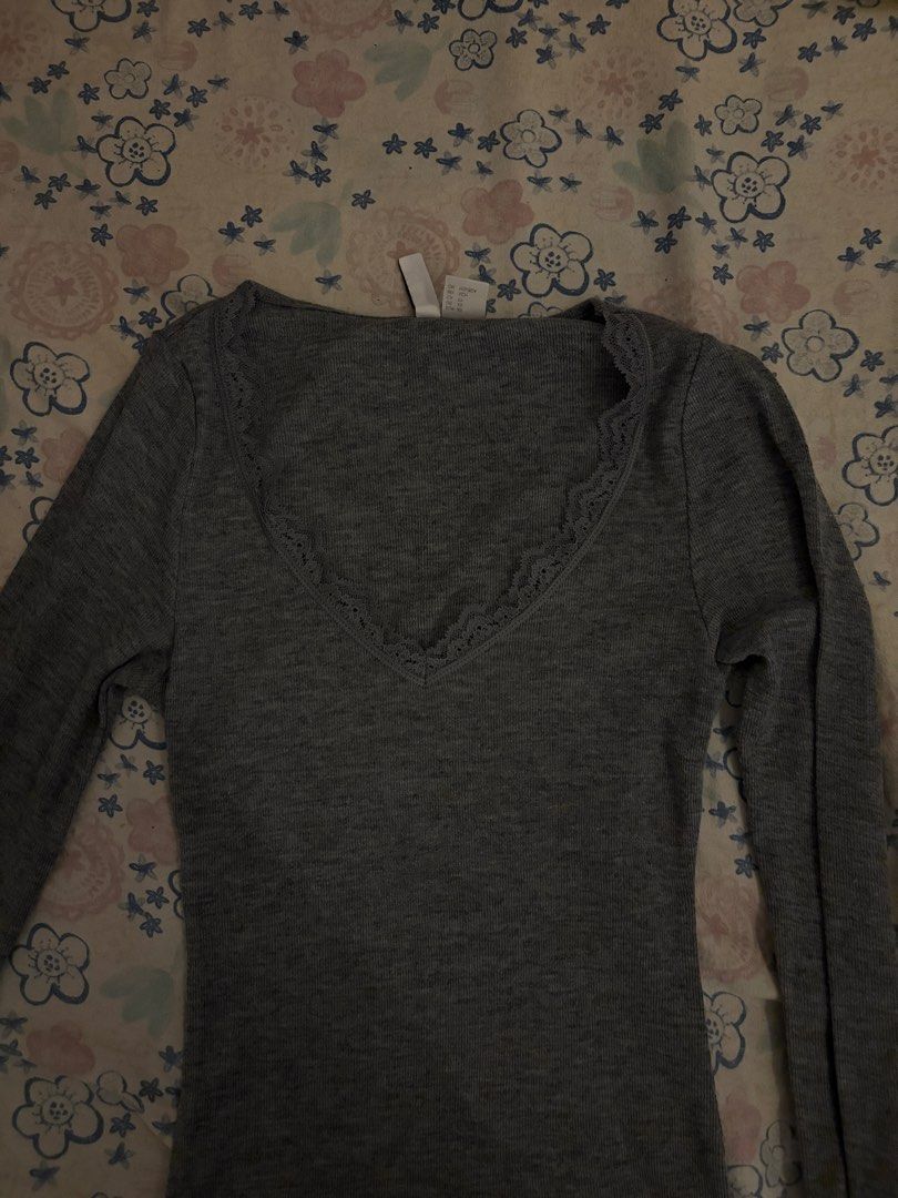 Gray Longsleeve XS Top H&M (Category: Longsleeves) located in Quezon City. Submitted by maevefindsdigi (Listing ID 1464486081, Image 1). Description: ONLY WORN ONCE ‼️ - no visible flaws - GCASH ONLY.