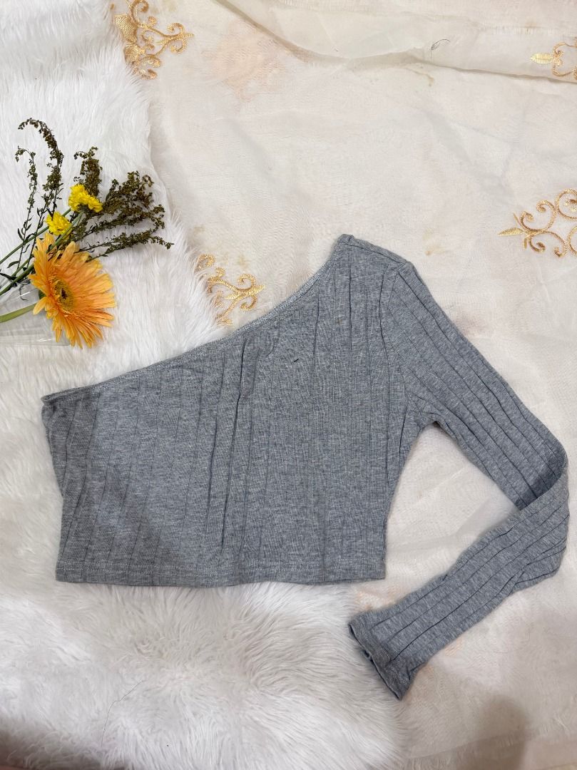 Gray One Sided Off Shoulder (Category: Others Tops) located in Mandaluyong City. Submitted by prelovedbyrinoa_ (Listing ID 1464362247, Image 1). Description: • Preloved / gently used • XS - Small • Good condition.