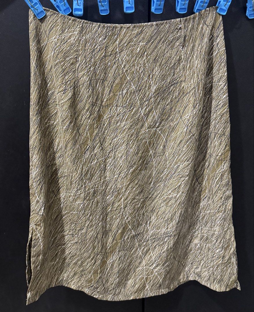 Green Patterned Flowy Skirt (Category: Skirts) located in Manila. Submitted by isaybelecloset (Listing ID 1464534283, Image 1). Description: Fits size 25-26 Can be worn high-waisted or low-waisted Flowing and lightweight Flaws: No zipper RFS: Decluttering..