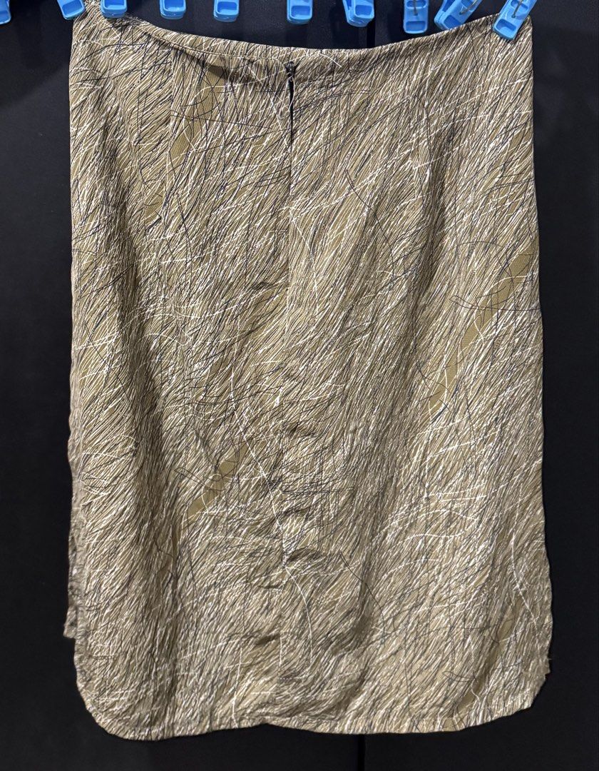 Green Patterned Flowy Skirt (Category: Skirts) located in Manila. Submitted by isaybelecloset (Listing ID 1464534283, Image 2). Description: Fits size 25-26 Can be worn high-waisted or low-waisted Flowing and lightweight Flaws: No zipper RFS: Decluttering..