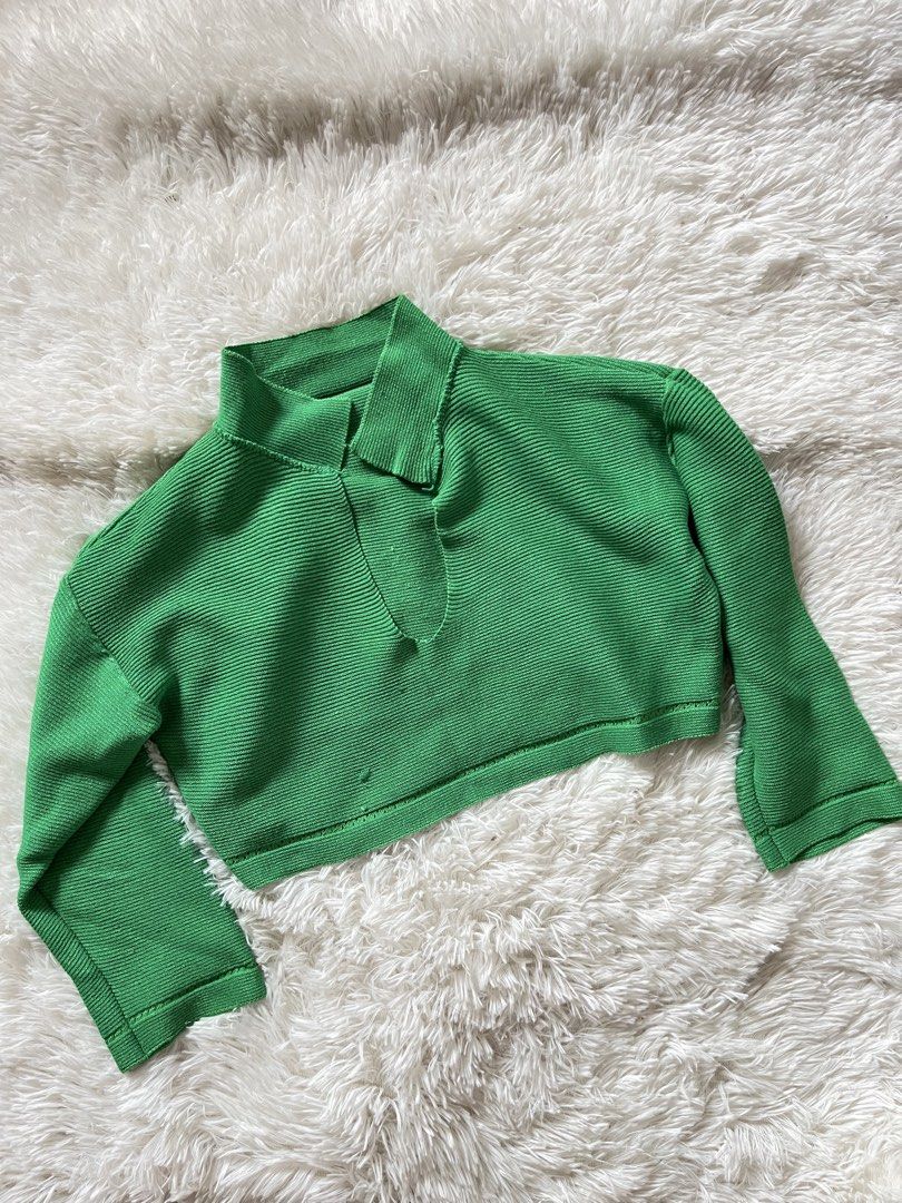 Green Ribbed Collared Cropped Sweater (Category: Longsleeves) located in Valenzuela. Submitted by lovepatt (Listing ID 1464424976, Image 1). Description: - Green ribbed knit sweater - Cropped length - Collared neckline with V-cut opening - Long sleeves - Estimated size S/M - Versatile for layering or standalone wear - Pairs well with high-waisted bottoms.