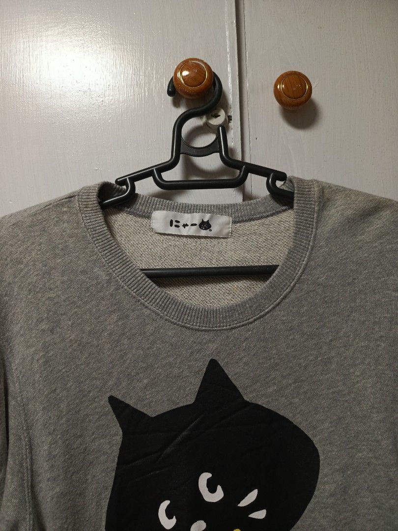 Né-net Grey Cat & Star Graphic Sweatshirt (Category: Longsleeves) located in Cabatuan. Submitted by penthegreat (Listing ID 1464568438, Image 2). Description: 20 width & 27 length •para sa mga collector dyan •9.5/10 condition - Grey long-sleeved sweatshirt - Features a cute black cat graphic holding a yellow star - Graphic has a slightly textured feel - Classic crew neck design - Made from a soft cotton blend for comfort - Ideal for everyday wear