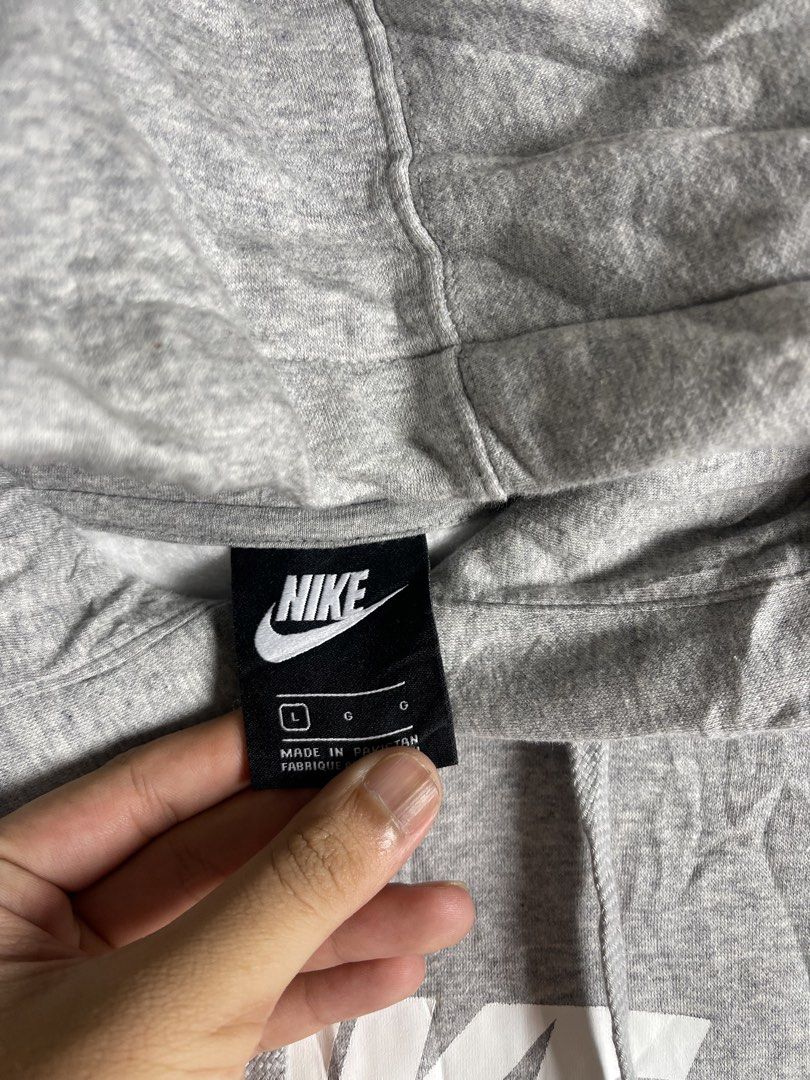 Grey Nike Hoodie Size L (Category: Hoodies) located in Manila. Submitted by noahcastilljos363 (Listing ID 1464465273, Image 2). Description: - Grey Nike hoodie - Classic Nike logo on front - Front pocket - Hood with drawstrings - Made in Pakistan - Size: L.