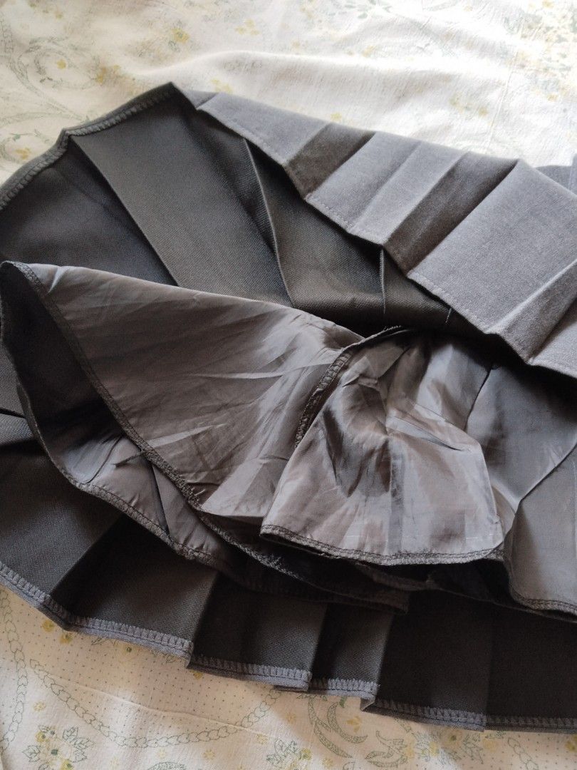 grey pleated mini skirt (Category: Skirts) located in General Trias. Submitted by chcopdding (Listing ID 1464436537, Image 2). Description: size: s bought from sm department store, one of the loop got detached, but can easily sew back in. comes with a belt i just forgot to take pic along it! decluttering!! this is second hand from my personal wardrobe expect some minor flaws! buy at ur own risk:)) mop: gcash/maribank mod: jnt/lalamove loc: gentri