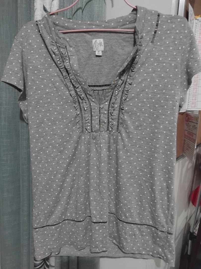 Grey polka dots top (Category: Blouses) located in Bacolod City. Submitted by ca11alily (Listing ID 1464479189, Image 1). Description: °♬⋆. ℱ𝑙𝑎𝑤𝑠: none 💭 s-m 💭 40 inch - waist circumference (m-l) 💭 24 inch length 𓂃 ࣪˖ ִֶཐི༏ཋྀ󠀮 no ww Chat me for more details! ꒰✿´ ꒳ ` ꒱♡ (measurements, ww, etc...).